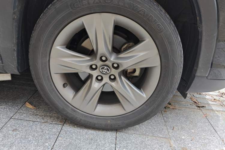 Used Toyota Highlander 2018 2.0T Four-Wheel Drive Luxury Version 7 Seats China VI Standard Right Front Wheel Hub
