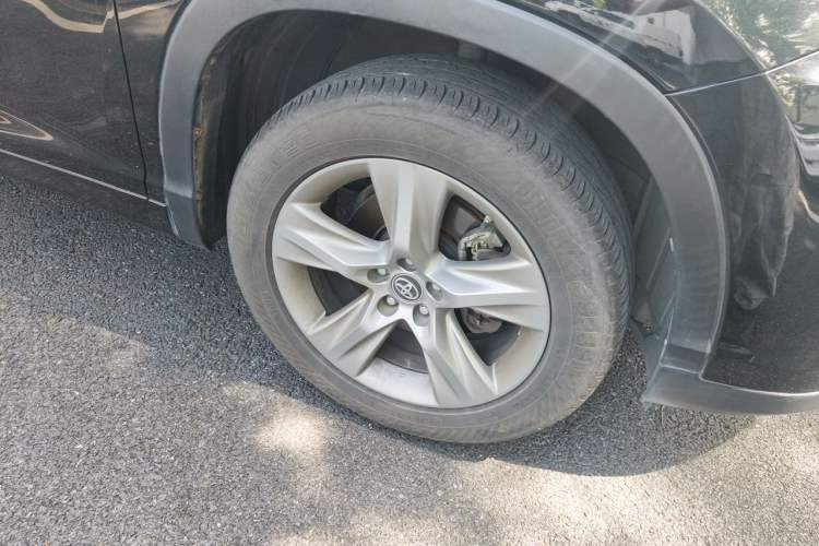 Used Toyota Highlander 2018 2.0T Four-Wheel Drive Prestige Version 7 Seats China V Emission Standard Right Front Wheel Hub