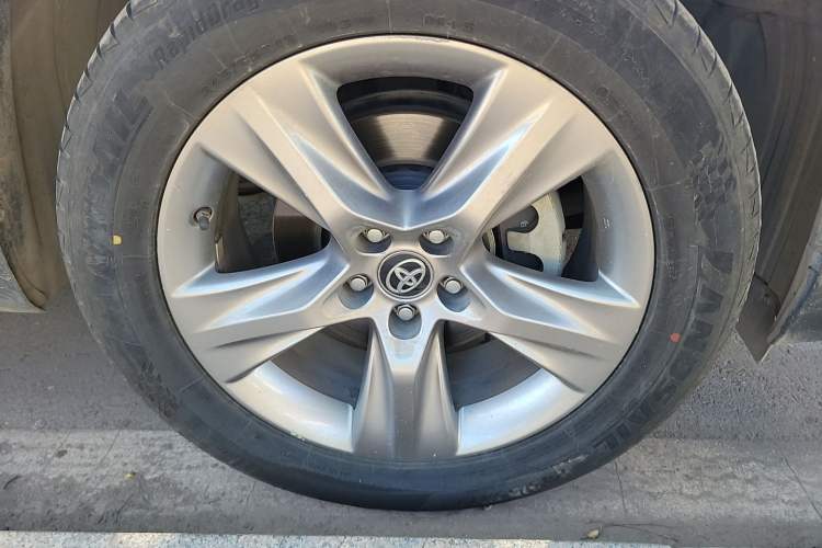 Used Toyota Highlander 2018 2.0T Four-Wheel Drive Luxury Version 7 Seats China VI Standard Right Front Wheel Hub