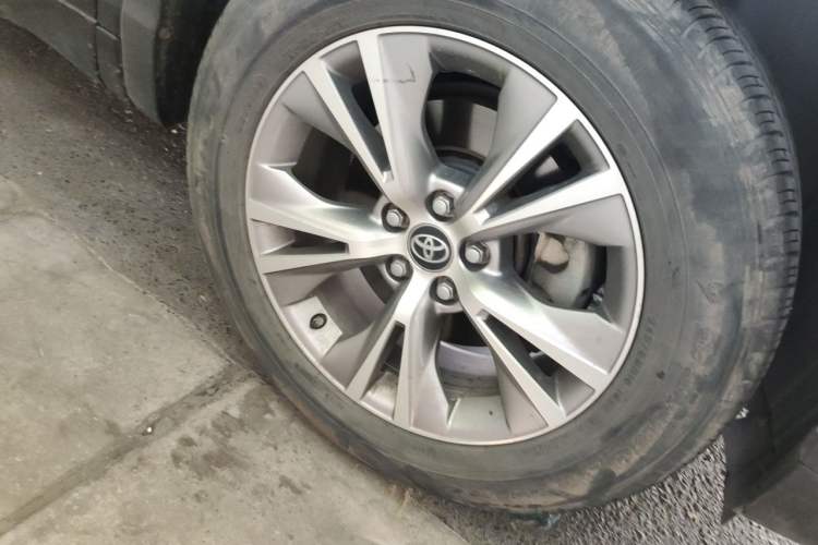 Used Toyota Highlander 2018 2.0T Two-Wheel Drive Elite Version 5 Seats China VI Standard Right Front Wheel Hub