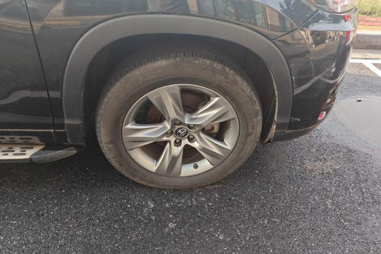 Used Toyota Highlander 2018 2.0T Four-Wheel Drive Prestige Version 7 Seats China V Emission Standard Right Front Wheel Hub