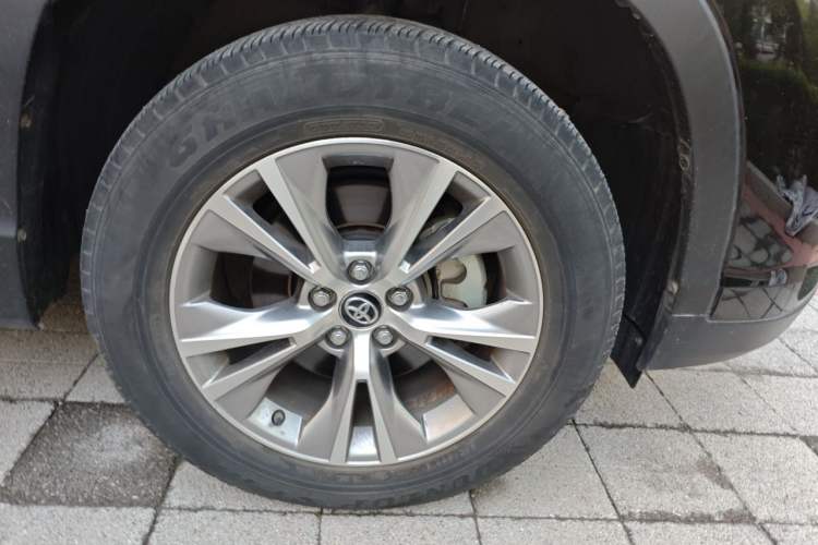 Used Toyota Highlander 2018 2.0T Four-Wheel Drive Elite Edition 7 Seats China VI Standard Right Front Wheel Hub