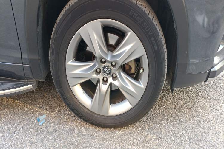 Used Toyota Highlander 2018 2.0T Four-Wheel Drive Luxury Version 7 Seats China VI Standard Right Front Wheel Hub