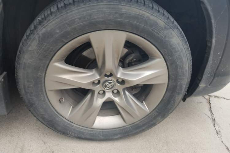 Used Toyota Highlander 2018 2.0T Four-Wheel Drive Luxury Version 7 Seats China VI Standard Right Front Wheel Hub