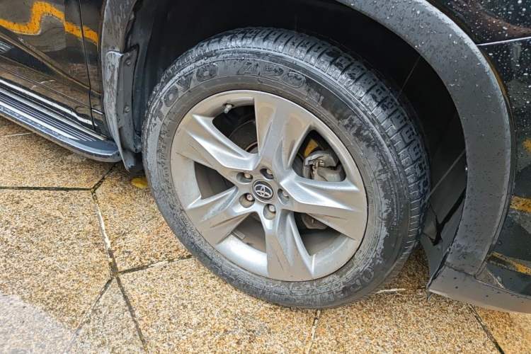 Used Toyota Highlander 2018 2.0T Two-Wheel-Drive Luxury Edition 7 Seats Emission Standard China V Right Front Wheel Hub