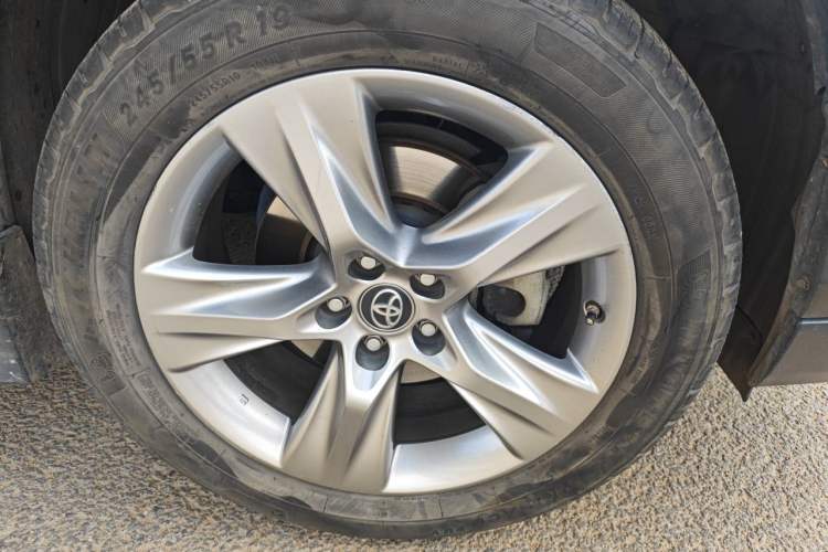 Used Toyota Highlander 2018 2.0T Four-Wheel Drive Luxury Version 7 Seats China VI Standard Right Front Wheel Hub