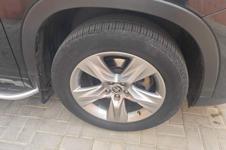 Used Toyota Highlander 2018 2.0T Four-Wheel Drive Luxury Edition 7 Seats China V Emission Standard Right Front Wheel Hub