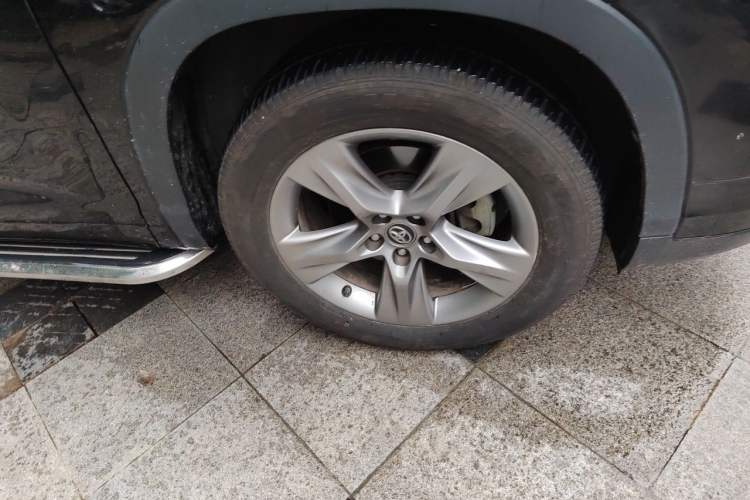 Used Toyota Highlander 2018 2.0T Four-Wheel Drive Prestige Version 7 Seats China VI Standard Right Front Wheel Hub