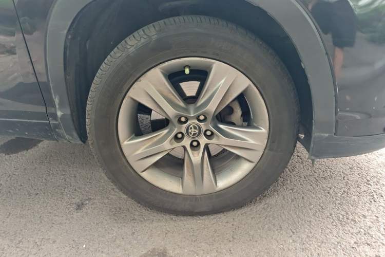 Used Toyota Highlander 2018 2.0T Four-Wheel Drive Luxury Version 7 Seats China VI Standard Right Front Wheel Hub