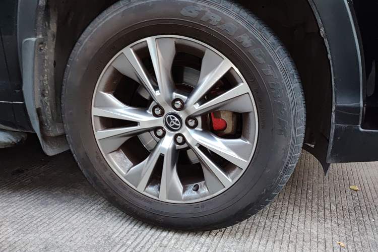 Used Toyota Highlander 2018 2.0T Two-Wheel Drive Elite Version 5 Seats China VI Standard Right Front Wheel Hub
