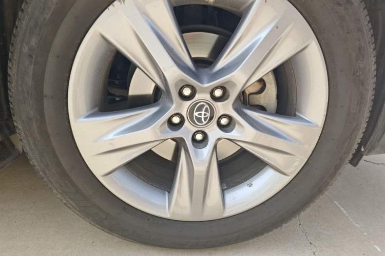 Used Toyota Highlander 2018 2.0T Four-Wheel Drive Prestige Version 7 Seats China VI Standard Right Front Wheel Hub