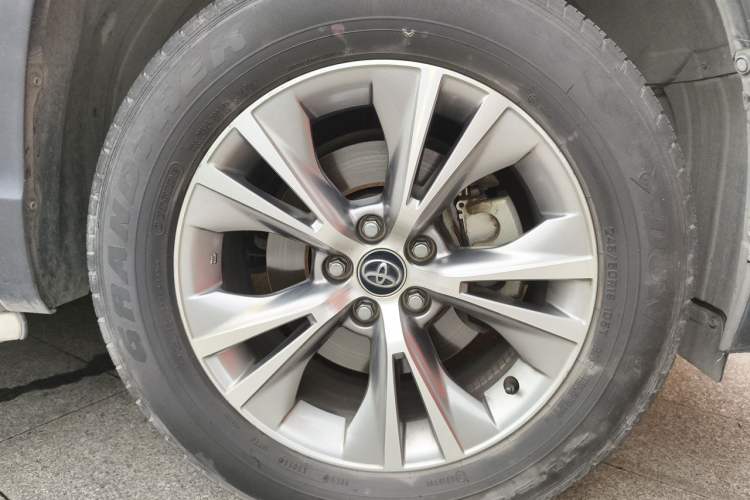 Used Toyota Highlander 2018 2.0T Two-Wheel Drive Elite Edition 5 Seats Emission Standard China V Right Front Wheel Hub