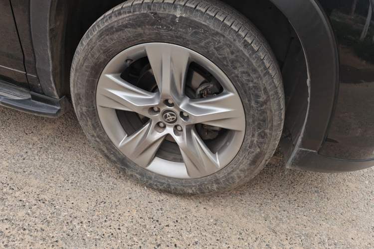 Used Toyota Highlander 2018 2.0T Four-Wheel Drive Luxury Version 7 Seats China VI Standard Right Front Wheel Hub