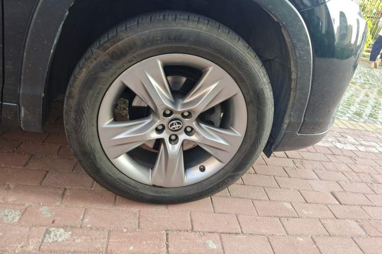 Used Toyota Highlander 2018 2.0T Four-Wheel Drive Luxury Version 7 Seats China VI Standard Right Front Wheel Hub