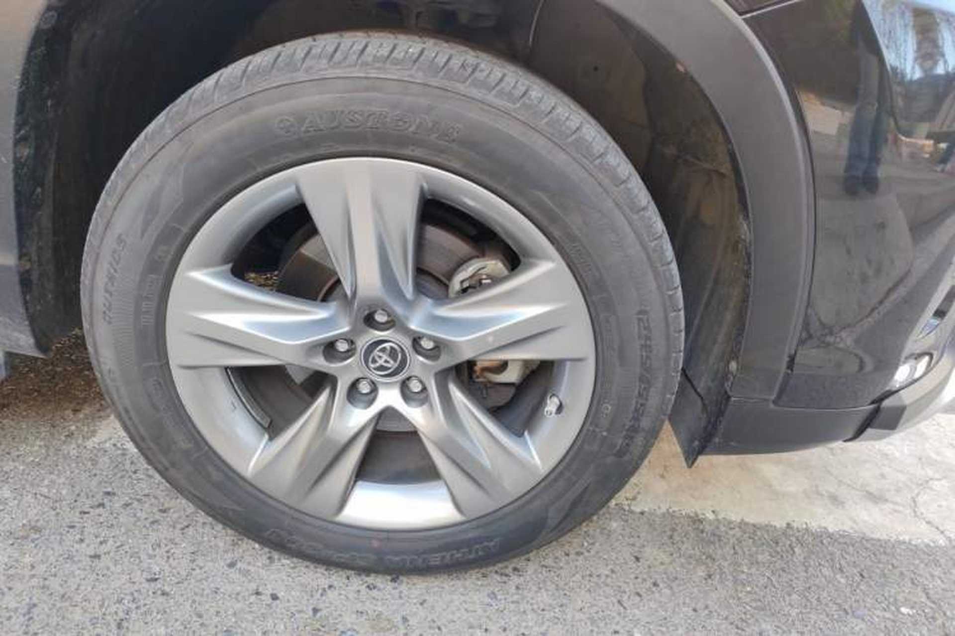 Used Toyota Highlander 2018 2.0T Four-Wheel Drive Prestige Version 7 Seats China V Emission Standard Right Front Wheel Hub