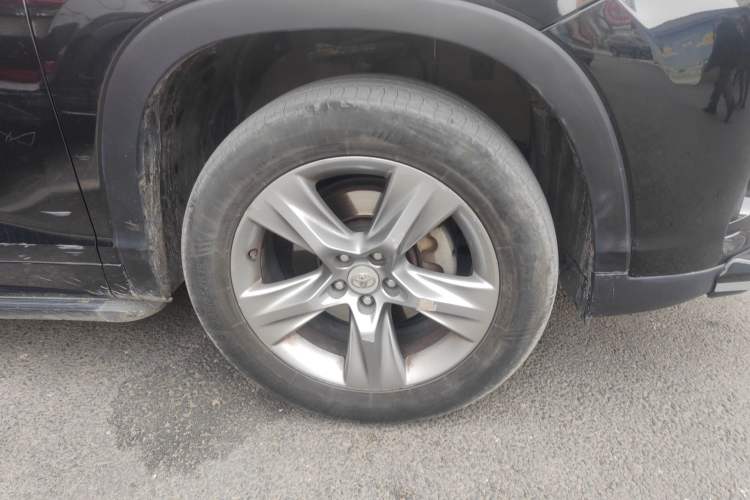 Used Toyota Highlander 2018 2.0T Four-Wheel Drive Luxury Edition 7 Seats China V Emission Standard Right Front Wheel Hub