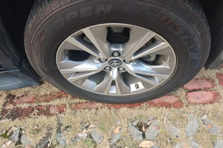 Used Toyota Highlander 2018 2.0T Two-Wheel Drive Elite Edition 7 Seats China VI Standard Right Front Wheel Hub