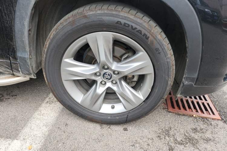 Used Toyota Highlander 2018 2.0T Four-Wheel Drive Prestige Version 7 Seats China VI Standard Right Front Wheel Hub
