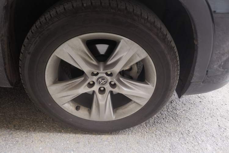 Used Toyota Highlander 2018 2.0T Four-Wheel Drive Luxury Edition 7 Seats China V Emission Standard Right Front Wheel Hub