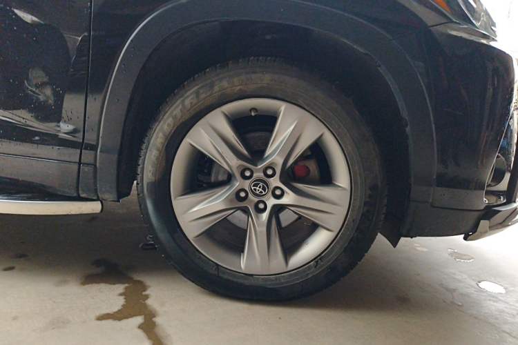 Used Toyota Highlander 2018 2.0T Four-Wheel Drive Luxury Version 7 Seats China VI Standard Right Front Wheel Hub