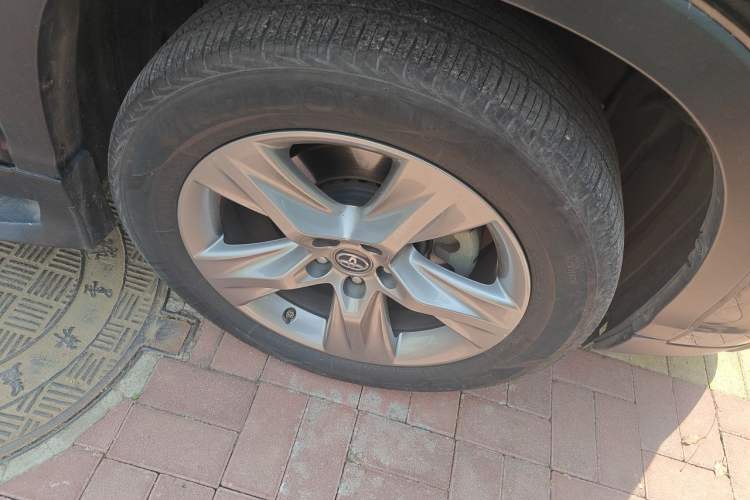 Used Toyota Highlander 2018 2.0T Four-Wheel Drive Luxury Version 7 Seats China VI Standard Right Front Wheel Hub