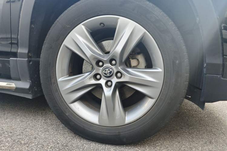 Used Toyota Highlander 2018 2.0T Four-Wheel Drive Luxury Version 7 Seats China VI Standard Right Front Wheel Hub