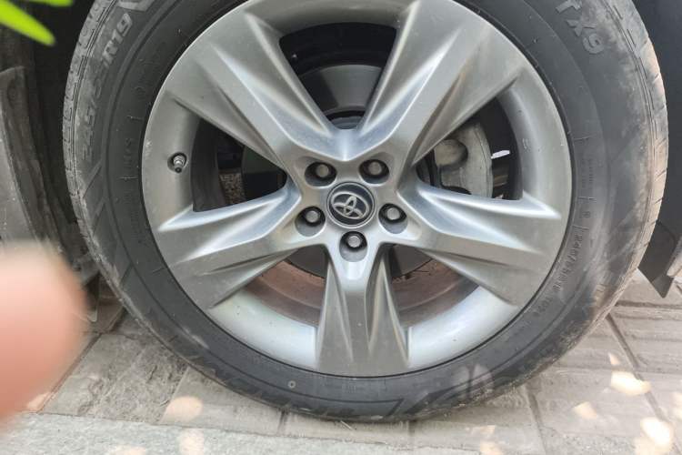 Used Toyota Highlander 2018 2.0T Four-Wheel Drive Luxury Version 7 Seats China VI Standard Right Front Wheel Hub