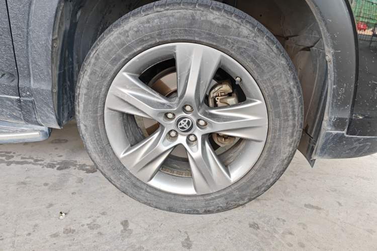 Used Toyota Highlander 2018 2.0T Two-Wheel-Drive Luxury Edition 7 Seats Emission Standard China V Right Front Wheel Hub