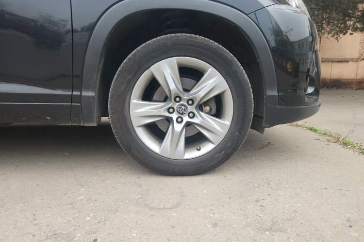 Used Toyota Highlander 2018 2.0T Four-Wheel Drive Luxury Version 7 Seats China VI Standard Right Front Wheel Hub