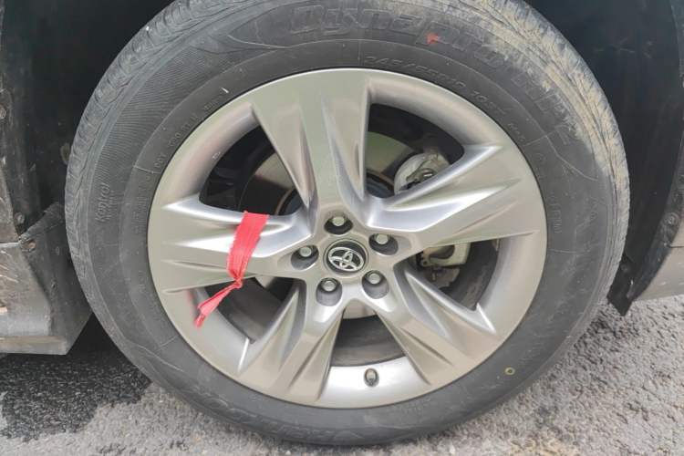Used Toyota Highlander 2018 2.0T Four-Wheel Drive Luxury Version 7 Seats China VI Standard Right Front Wheel Hub