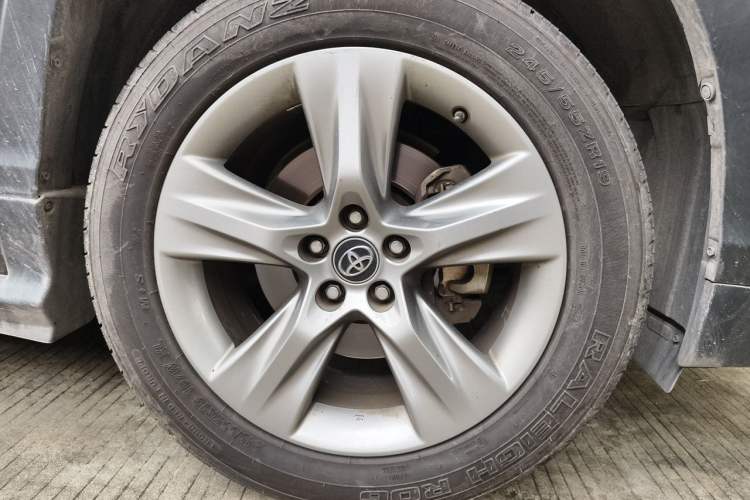 Used Toyota Highlander 2018 2.0T Four-Wheel Drive Luxury Edition 7 Seats China V Emission Standard Right Front Wheel Hub