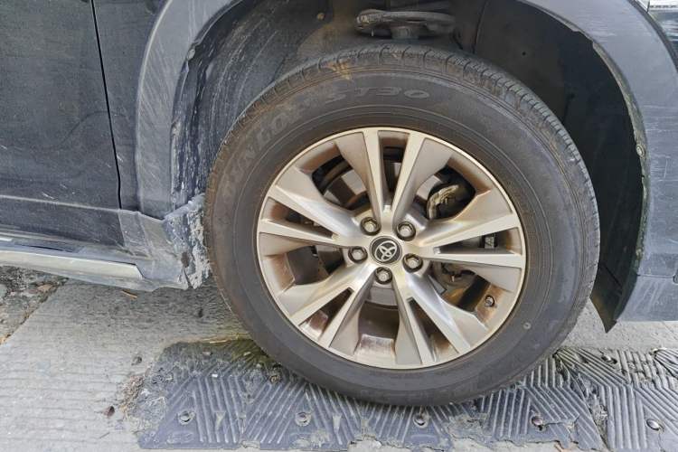 Used Toyota Highlander 2018 2.0T Two-Wheel Drive Elite Version 5 Seats China VI Standard Right Front Wheel Hub