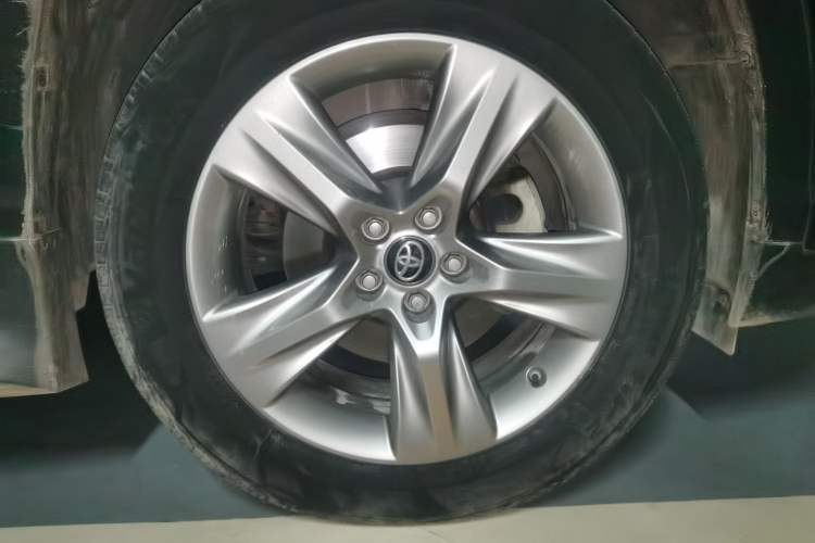 Used Toyota Highlander 2018 2.0T Four-Wheel Drive Luxury Version 7 Seats China VI Standard Right Front Wheel Hub