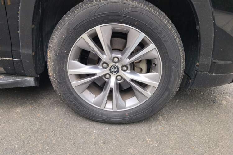 Used Toyota Highlander 2018 2.0T Two-Wheel Drive Elite Edition 5 Seats Emission Standard China V Right Front Wheel Hub