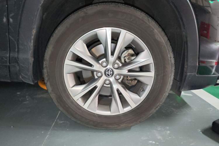 Used Toyota Highlander 2018 2.0T Four-Wheel Drive Elite Edition 7 Seats China VI Standard Right Front Wheel Hub