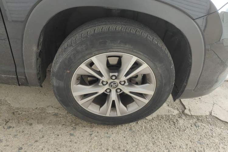 Used Toyota Highlander 2018 2.0T Four-Wheel Drive Elite Edition 7 Seats China V Standard Right Front Wheel Hub