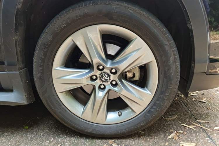 Used Toyota Highlander 2018 2.0T Four-Wheel Drive Luxury Version 7 Seats China VI Standard Right Front Wheel Hub