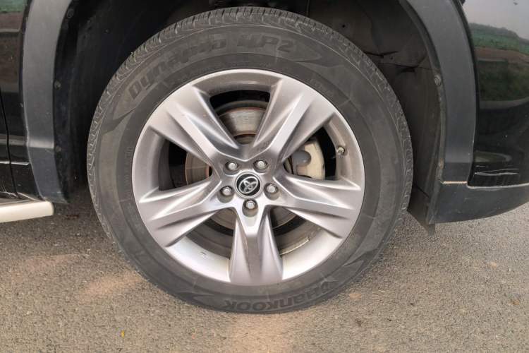 Used Toyota Highlander 2018 2.0T Four-Wheel Drive Prestige Version 7 Seats China VI Standard Right Front Wheel Hub
