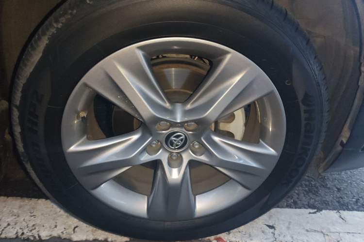 Used Toyota Highlander 2018 2.0T Four-Wheel Drive Prestige Version 7 Seats China V Emission Standard Right Front Wheel Hub