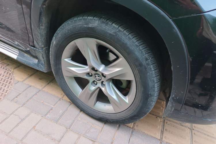 Used Toyota Highlander 2018 2.0T Four-Wheel Drive Luxury Edition 7 Seats China V Emission Standard Right Front Wheel Hub