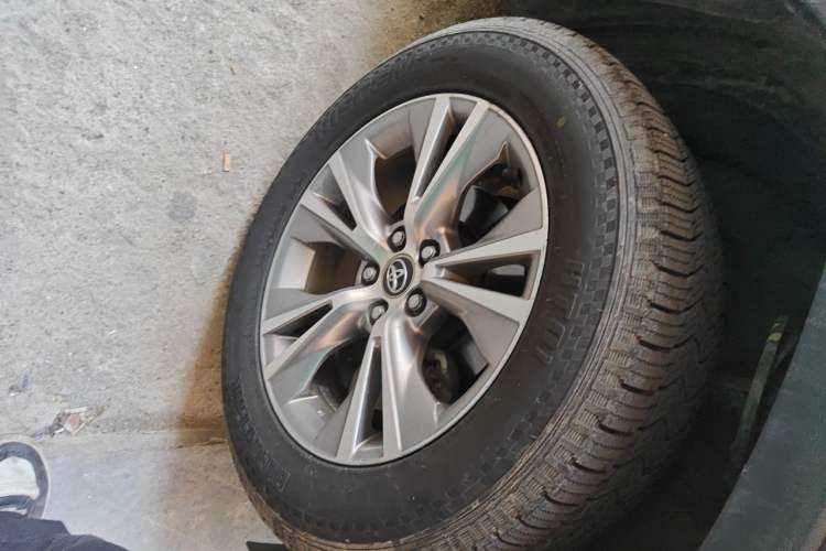 Used Toyota Highlander 2018 2.0T Two-Wheel Drive Elite Edition 5 Seats Emission Standard China V Right Front Wheel Hub
