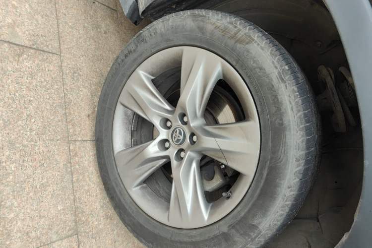 Used Toyota Highlander 2018 2.0T Four-Wheel Drive Prestige Version 7 Seats China V Emission Standard Right Front Wheel Hub