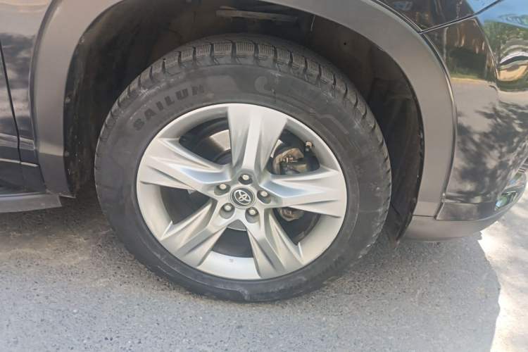 Used Toyota Highlander 2018 2.0T Four-Wheel Drive Prestige Version 7 Seats China VI Standard Right Front Wheel Hub