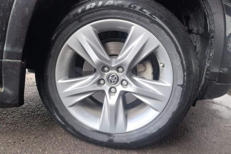 Used Toyota Highlander 2018 2.0T Four-Wheel Drive Prestige Version 7 Seats China V Emission Standard Right Front Wheel Hub