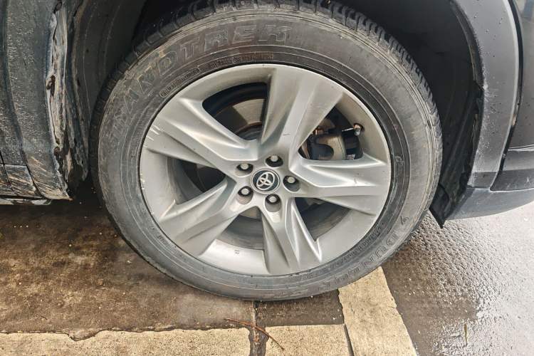 Used Toyota Highlander 2018 2.0T Four-Wheel Drive Luxury Version 7 Seats China VI Standard Right Front Wheel Hub