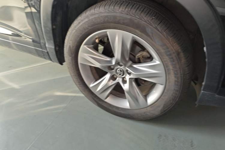 Used Toyota Highlander 2018 2.0T Four-Wheel Drive Prestige Version 7 Seats China VI Standard Right Front Wheel Hub