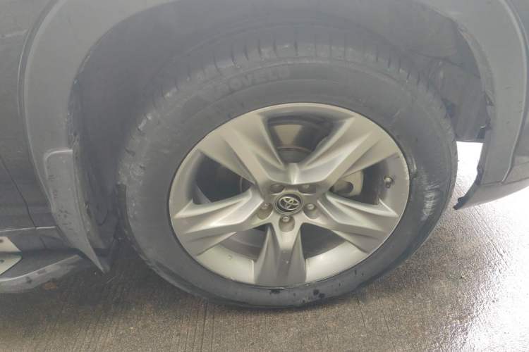 Used Toyota Highlander 2018 2.0T Four-Wheel Drive Luxury Version 7 Seats China VI Standard Right Front Wheel Hub