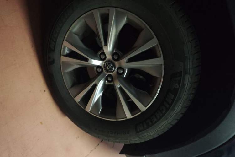Used Toyota Highlander 2018 2.0T Two-Wheel Drive Elite Version 5 Seats China VI Standard Right Front Wheel Hub