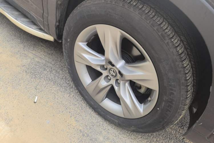 Used Toyota Highlander 2018 2.0T Four-Wheel Drive Luxury Version 7 Seats China VI Standard Right Front Wheel Hub
