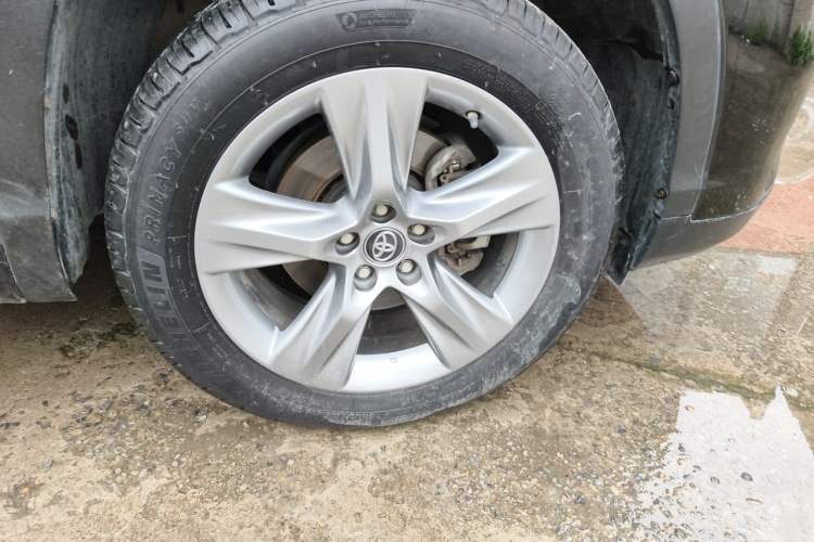 Used Toyota Highlander 2018 2.0T Four-Wheel Drive Luxury Edition 7 Seats China V Emission Standard Right Front Wheel Hub